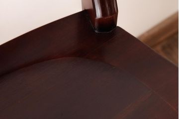 中古　九州民芸家具　赤みがかった色合いと艶が美しいダイニングチェア(板座チェア、ワークチェア)(3)
