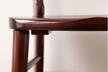 中古　九州民芸家具　赤みがかった色合いと艶が美しいダイニングチェア(板座チェア、ワークチェア)(3)
