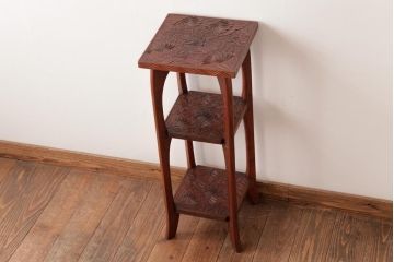 アンティーク雑貨　中古　伝統工芸　日光彫り　大胆な花の彫りが魅力的な飾り棚(花台)(1)