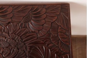 アンティーク雑貨　中古　伝統工芸　日光彫り　大胆な花の彫りが魅力的な飾り棚(花台)(1)
