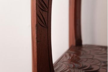 アンティーク雑貨　中古　伝統工芸　日光彫り　大胆な花の彫りが魅力的な飾り棚(花台)(1)