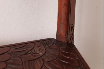 アンティーク雑貨　中古　伝統工芸　日光彫り　大胆な花の彫りが魅力的な飾り棚(花台)(1)