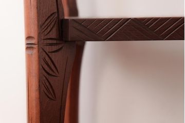 アンティーク雑貨　中古　伝統工芸　日光彫り　大胆な花の彫りが魅力的な飾り棚(花台)(1)