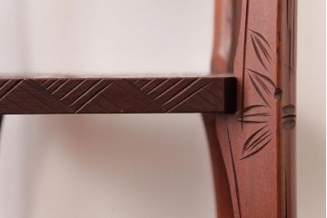 アンティーク雑貨　中古　伝統工芸　日光彫り　大胆な花の彫りが魅力的な飾り棚(花台)(1)