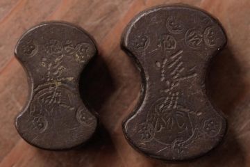 アンティーク雑貨　古民具・骨董　江戸期　両替商天秤ばかり・後藤分銅14個付(計り、針口天秤、両替天秤)