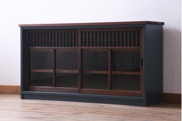 ラフジュ工房オリジナル　リメイク家具　ネイビーと木色のコントラストがシックな印象与えるガラス戸棚(サイドボード、収納棚)