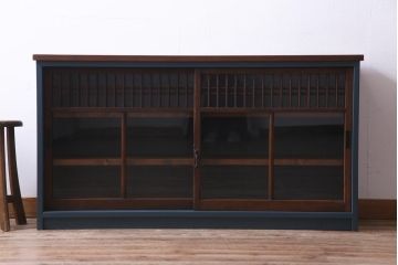 ラフジュ工房オリジナル　リメイク家具　ネイビーと木色のコントラストがシックな印象与えるガラス戸棚(サイドボード、収納棚)
