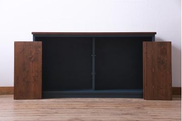 ラフジュ工房オリジナル　リメイク家具　ネイビーと木色のコントラストがシックな印象与えるガラス戸棚(サイドボード、収納棚)