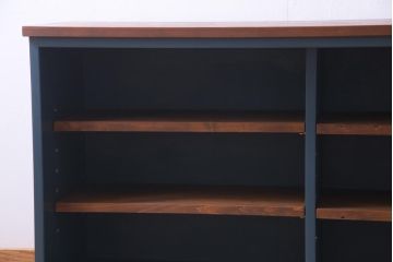 ラフジュ工房オリジナル　リメイク家具　ネイビーと木色のコントラストがシックな印象与えるガラス戸棚(サイドボード、収納棚)