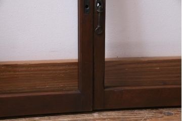 ラフジュ工房オリジナル　リメイク家具　ネイビーと木色のコントラストがシックな印象与えるガラス戸棚(サイドボード、収納棚)