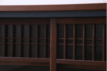 ラフジュ工房オリジナル　リメイク家具　ネイビーと木色のコントラストがシックな印象与えるガラス戸棚(サイドボード、収納棚)