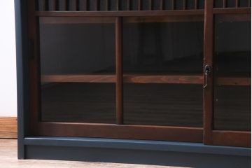 ラフジュ工房オリジナル　リメイク家具　ネイビーと木色のコントラストがシックな印象与えるガラス戸棚(サイドボード、収納棚)