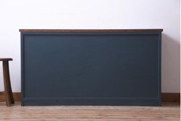 ラフジュ工房オリジナル　リメイク家具　ネイビーと木色のコントラストがシックな印象与えるガラス戸棚(サイドボード、収納棚)