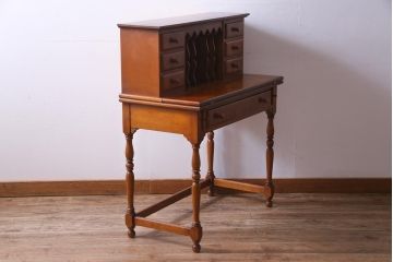 中古　横浜ダニエル(daniel)　A-305　クラシカルな佇まいの上質なライティングデスク(机、在宅ワーク、在宅用)(定価約47万円)