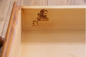 中古　横浜ダニエル(daniel)　A-305　クラシカルな佇まいの上質なライティングデスク(机、在宅ワーク、在宅用)(定価約47万円)