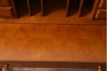 中古　横浜ダニエル(daniel)　A-305　クラシカルな佇まいの上質なライティングデスク(机、在宅ワーク、在宅用)(定価約47万円)