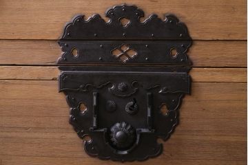 アンティーク家具　和製アンティーク　明治期　総桐材　特注品　五丁引き　激レア金具が存在感を放つ重ね庄内箪笥(時代箪笥、衣装箪笥、桐箪笥、桐たんす)