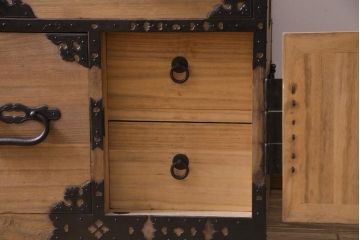 アンティーク家具　和製アンティーク　明治期　総桐材　特注品　五丁引き　激レア金具が存在感を放つ重ね庄内箪笥(時代箪笥、衣装箪笥、桐箪笥、桐たんす)