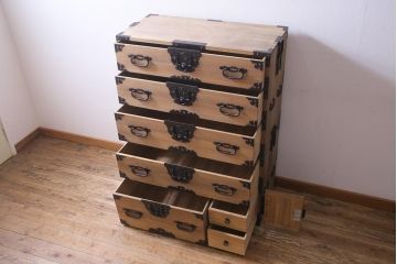 アンティーク家具　和製アンティーク　明治期　総桐材　特注品　五丁引き　激レア金具が存在感を放つ重ね庄内箪笥(時代箪笥、衣装箪笥、桐箪笥、桐たんす)