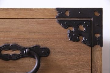 アンティーク家具　和製アンティーク　明治期　総桐材　特注品　五丁引き　激レア金具が存在感を放つ重ね庄内箪笥(時代箪笥、衣装箪笥、桐箪笥、桐たんす)