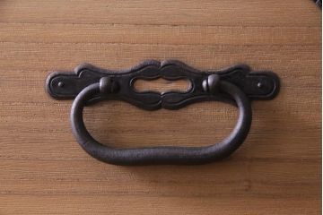 アンティーク家具　和製アンティーク　明治期　総桐材　特注品　五丁引き　激レア金具が存在感を放つ重ね庄内箪笥(時代箪笥、衣装箪笥、桐箪笥、桐たんす)