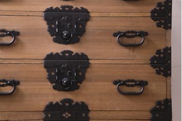 アンティーク家具　和製アンティーク　明治期　総桐材　特注品　五丁引き　激レア金具が存在感を放つ重ね庄内箪笥(時代箪笥、衣装箪笥、桐箪笥、桐たんす)