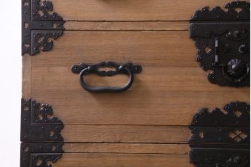 アンティーク家具　和製アンティーク　明治期　総桐材　特注品　五丁引き　激レア金具が存在感を放つ重ね庄内箪笥(時代箪笥、衣装箪笥、桐箪笥、桐たんす)