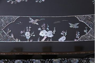 中古　民芸家具　気品あふれる空間づくりにおすすめな螺鈿細工の座卓(ローテーブル、センターテーブル)(定価約80万円)