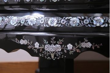 中古　民芸家具　気品あふれる空間づくりにおすすめな螺鈿細工の座卓(ローテーブル、センターテーブル)(定価約80万円)