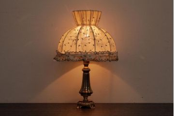 フランスビンテージ　シェードの刺繍が可愛らしいテーブルランプ(卓上ランプ、スタンドライト)