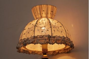 フランスビンテージ　シェードの刺繍が可愛らしいテーブルランプ(卓上ランプ、スタンドライト)