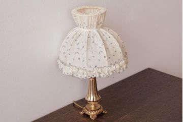 フランスビンテージ　シェードの刺繍が可愛らしいテーブルランプ(卓上ランプ、スタンドライト)