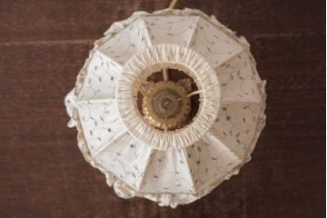 フランスビンテージ　シェードの刺繍が可愛らしいテーブルランプ(卓上ランプ、スタンドライト)