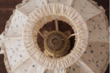 フランスビンテージ　シェードの刺繍が可愛らしいテーブルランプ(卓上ランプ、スタンドライト)