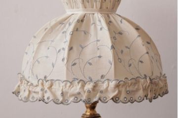 フランスビンテージ　シェードの刺繍が可愛らしいテーブルランプ(卓上ランプ、スタンドライト)