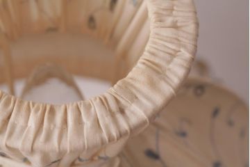 フランスビンテージ　シェードの刺繍が可愛らしいテーブルランプ(卓上ランプ、スタンドライト)