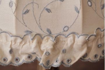 フランスビンテージ　シェードの刺繍が可愛らしいテーブルランプ(卓上ランプ、スタンドライト)
