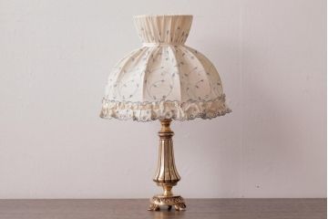 フランスビンテージ　シェードの刺繍が可愛らしいテーブルランプ(卓上ランプ、スタンドライト)