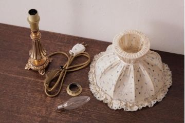 フランスビンテージ　シェードの刺繍が可愛らしいテーブルランプ(卓上ランプ、スタンドライト)