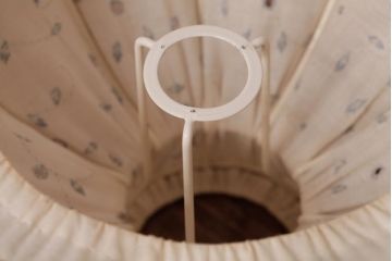 フランスビンテージ　シェードの刺繍が可愛らしいテーブルランプ(卓上ランプ、スタンドライト)