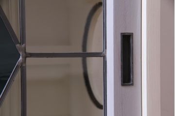 ラフジュ工房オリジナル　古建具リメイク　ノスタルジックなステンドグラス入り戸棚(収納棚、サイドボード、キャビネット)