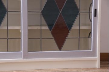 ラフジュ工房オリジナル　古建具リメイク　ノスタルジックなステンドグラス入り戸棚(収納棚、サイドボード、キャビネット)