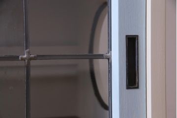 ラフジュ工房オリジナル　古建具リメイク　ステンドグラスがおしゃれな戸棚(収納棚、サイドボード)