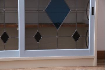 ラフジュ工房オリジナル　古建具リメイク　ステンドグラスがおしゃれな戸棚(収納棚、サイドボード)
