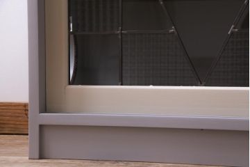 ラフジュ工房オリジナル　古建具リメイク　ステンドグラス入りのモダンな戸棚(収納棚、サイドボード)
