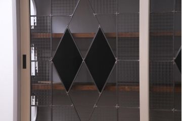ラフジュ工房オリジナル　古建具リメイク　ステンドグラス入りのモダンな戸棚(収納棚、サイドボード)