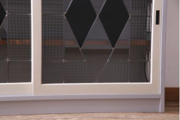 ラフジュ工房オリジナル　古建具リメイク　ステンドグラス入りのモダンな戸棚(収納棚、サイドボード)