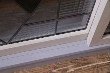 ラフジュ工房オリジナル　古建具リメイク　ステンドグラス入りのモダンな戸棚(収納棚、サイドボード)