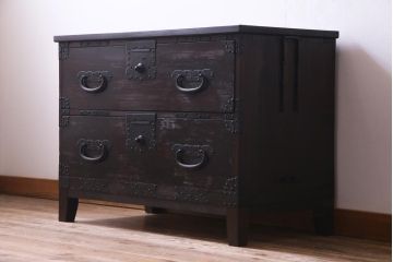 アンティーク家具　和製アンティーク　明治期　金具や木肌が味わい深い脚付き箪笥ローチェスト(リビングボード、引き出し、時代箪笥)