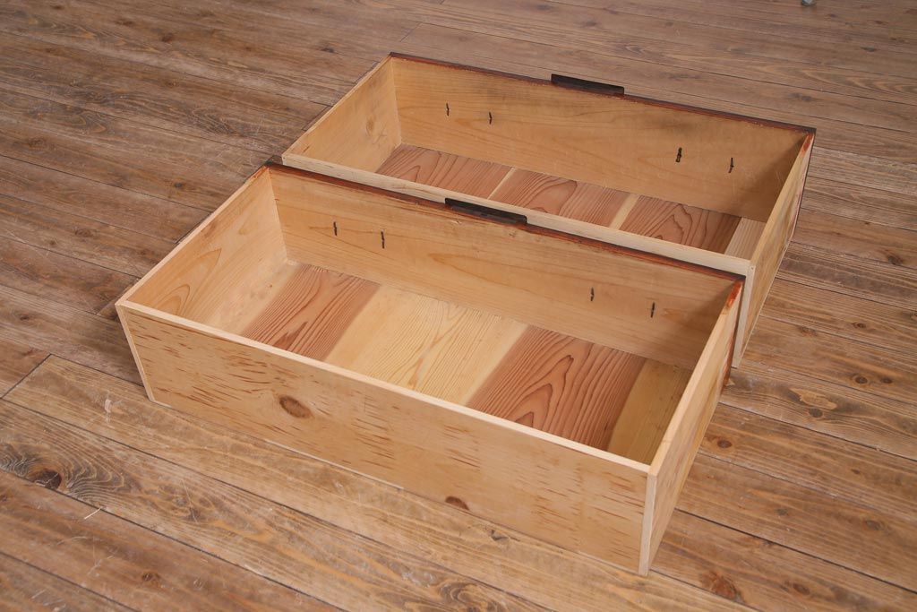 アンティーク家具　和製アンティーク　明治期　金具や木肌が味わい深い脚付き箪笥ローチェスト(リビングボード、引き出し、時代箪笥)